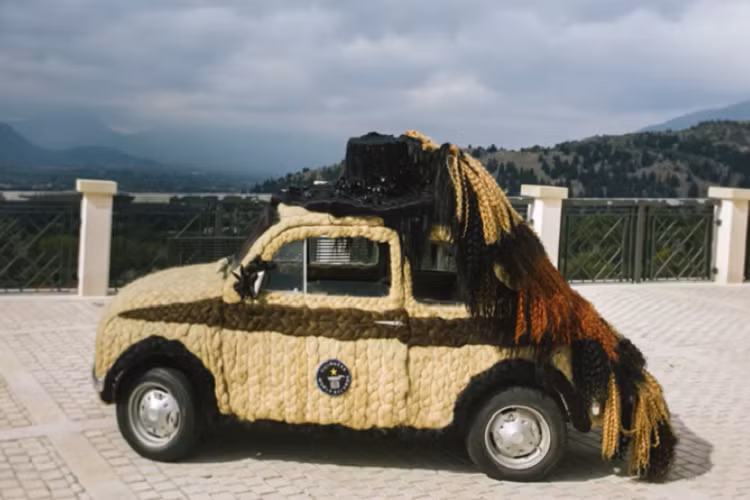 Chiếc Fiat 500 mọc tóc này vẫn lái được như thường, và Maria thường lái nó đi dạo một vòng ít nhất một lần mỗi tuần. Cô ấy đã đảm bảo chiếc xe vẫn hợp pháp đi trên đường phố bằng cách không bao phủ động cơ trong tóc bởi điều đó chắc chắn sẽ gây cháy. Bên cạnh đó, cô ấy cũng bỏ ra nhiều công sức để chăm sóc số tóc trên xe như thể tóc của một người thật, nhờ vậy mà tóc mới không bị rối và luôn gọn gàng.