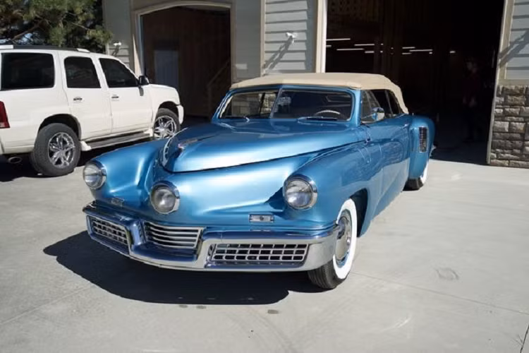 Một chiếc xe mui trần Tucker Convertible 1948 mới đây đã được rao bán trên eBay. Với giá yêu cầu 2.175.000 USD (hơn 50 tỷ đồng), đây là một chiếc mui trần độc đáo và có lịch sử đầy thú vị.