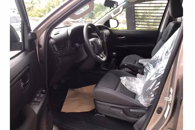 Toyota Fortuner 2.4MT 4x2 MT vẫn sử dụng máy dầu 4cyl 2.4 tăng áp (2GD-FTV) như bản cũ, động cơ này công suất tối đa 150 mã lực tại 3.400 vòng/phút và mô-men xoắn cực đại 400 Nm tại 1.600 - 2.000 vòng/phút. Sức mạnh được truyền xuống cầu sau (2WD) hoặc 2 cầu (4WD) thông qua hộp số tự động 6 cấp.