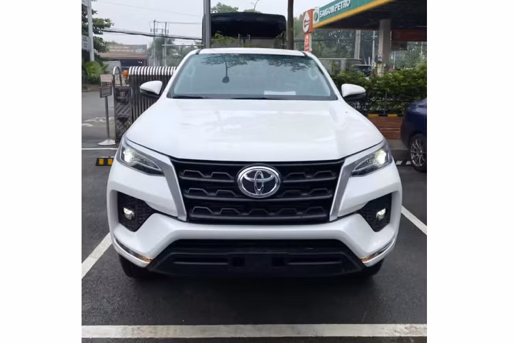 Chiếc Fortuner 2021 này mới về đại lý thuộc phiên bản máy dầu, 1 cầu (4x2), số sàn (MT) tiêu chuẩn. Một số tư vấn bán hàng của đại lý đã bật mí mức giá tạm tính Toyota Fortuner 2021 phiên bản 1 cầu số tự động máy dầu (2.4AT 4x2) này là khoảng 1,060 tỷ đồng, thấp hơn khoảng 35 triệu đồng so với phiên bản Fortuner 2.4AT 4x2 hiện tại có giá từ 1,096 tỷ đồng. Bản tiêu chuẩn 4x2 MT dự đoán sẽ có giá dưới 950 triệu.