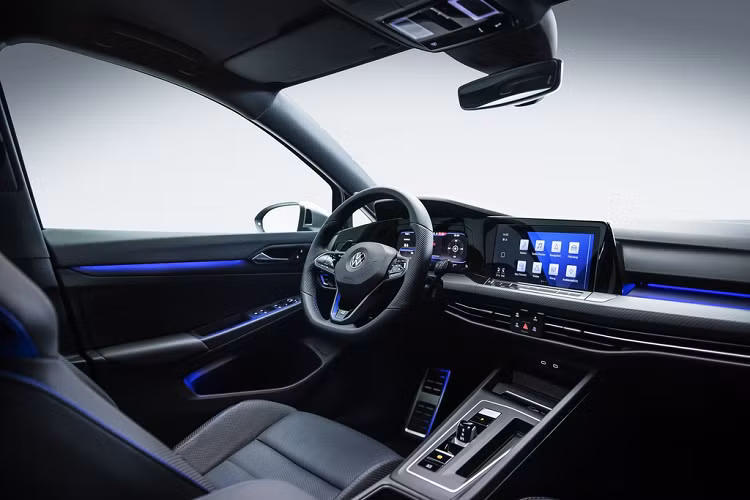 Volkswagen Golf R 2021 có 6 chế độ lái là Comfort, Sport, Race, Individual, Special và Drift. Chế độ Special được tối ưu hóa giúp giảm xóc mềm hơn, chế độ lái Race giúp duy trì độ bám tối đa với mặt đường, Drift cho phép người lái có thể thực hiện những động tác xoáy bánh khi ôm cua.