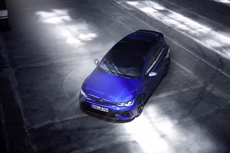 Volkswagen trang bị cho Golf R 2021 động cơ tăng áp 2.0L, 4 xy-lanh, sản sinh công suất 315 mã lực và mô-men xoắn cực đại 420 Nm. So với đời cũ, Golf R mới mạnh hơn 27 mã lực và 41 Nm. Thị trường Bắc Mỹ có thêm tùy chọn hộp số sàn 6 cấp bên cạnh trang bị tiêu chuẩn là hộp số tự động ly hợp kép 7 cấp.