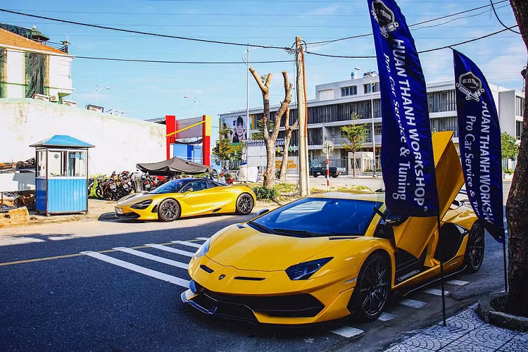 Sau khi được áp dụng những công nghệ đặc biệt, Lamborghini Aventador SVJ có trọng lượng chỉ 1.525kg và lực ép được tăng thêm tới 40%, trong khi hệ số lực cản không khí giảm được 1% so với SV. Chiếc Aventador mạnh mẽ nhất còn được trang bị hệ thống đánh lái cầu sau LRS và lốp Pirelli P Zero Corsa phát triển độc quyền.