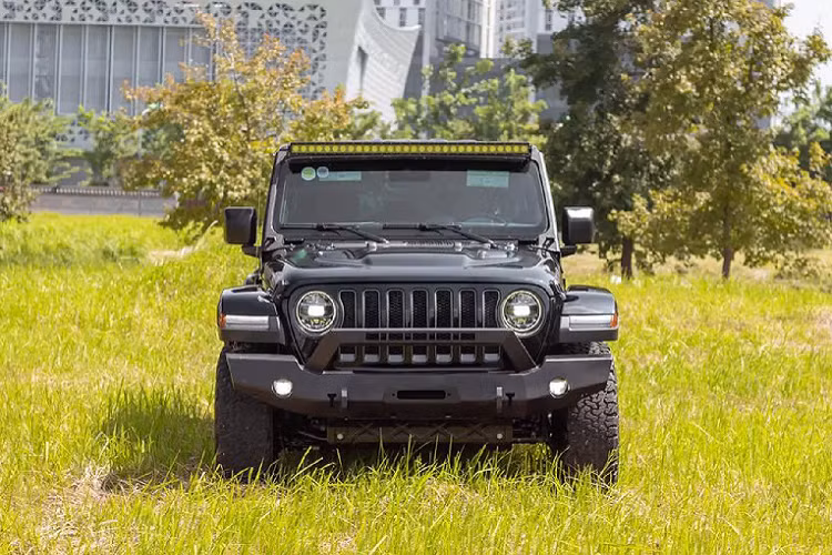 Để lăn bánh chiếc Jeep Wrangler Unlimited Rubicon mới này và chi phí lắp nhiều phụ kiện và đồ chơi off-road, chủ xe đã chi không dưới 4,5 tỷ đồng. Tuy nhiên, sau 7.000 km chủ xe đã quyết định rao bán lại với mức giá 3,65 tỷ đồng, tức “lỗ” gần 1 tỷ đồng. Mức giá này rất dễ tiếp cận dành cho những ai đam mê dòng xe SUV việt dã nhà Jeep.