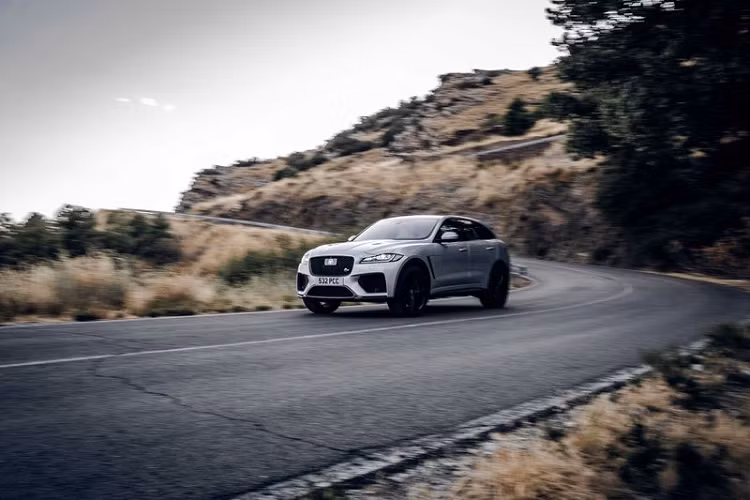 F-PACE có hệ thống treo xương đòn kép trước và hệ thống treo sau Integral Link để cung cấp khả năng xử lý linh hoạt và thoải mái cho mẫu xe; thuộc tính này hỗ trợ trực tiếp cho dàn máy ảnh duy trì sử ổn định trong từng khung hình của mình trên những cung đường núi ngoằn ngoèo.