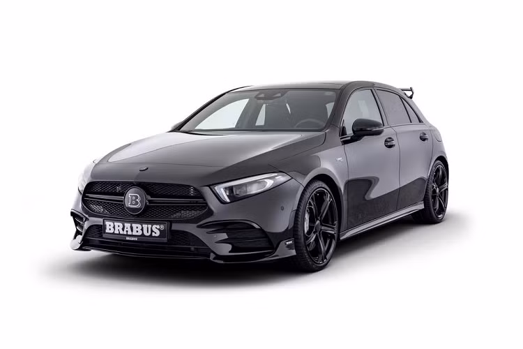Bỏ qua mức giá gây tranh cãi, Brabus độ Mercedes A35 AMG còn được trang bị bộ body kit từ nhà độ Đức với một loạt các chi tiết crom đen, bộ vành 19-inch và hệ thống ống xả thể thao. Ngoài ra bên trong khoang cabin, chiếc xe gây chú ý với tấm ngưỡng cửa được thiết kế đặc biệt, sự thay đổi trên khu vực lẫy chuyển số và cuối cùng là các tấm thảm trải sàn.