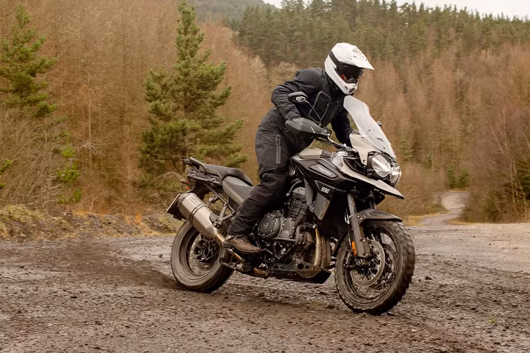 Phiên bản Triumph Tiger 1200 đặc biệt - Desert nổi bật với nước sơn màu vàng cát "Sandstorm" cùng các họa tiết mang tên "Desert Edition" được lấy cảm hứng từ sa mạc Sahara, Kalahari... Thực tế, đây là phiên bản được nâng cấp từ mẫu Triumph Tiger 1200 XCx.