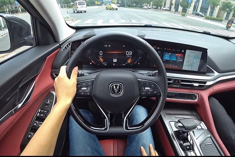 Trên bản thường, Changan CS75 Plus 2020 mới được trang bị lưới tản nhiệt với những thanh nằm ngang mạ crôm và 2 hốc gió trên cản trước có kích thước nhỏ. Trong khi đó, bản S thể thao hơn của mẫu SUV cỡ trung này sử dụng lưới tản nhiệt màu đen, cộng thêm hốc gió trên cản trước cỡ lớn hơn.