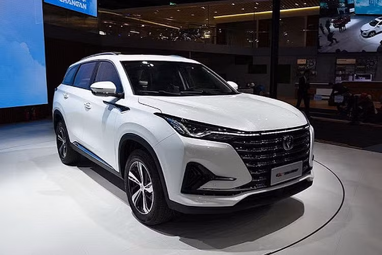 CS75 plus sẽ được 1 doanh nghiệp lớn ở Việt Nam nhập khẩu phân phối trong năm 2020, mức giá xe Changan CS75 plus dự kiến chỉ tương đương 70% giá xe Mazda CX5 thời điểm hiện tại, vào khoảng hơn 700 triệu đồng.