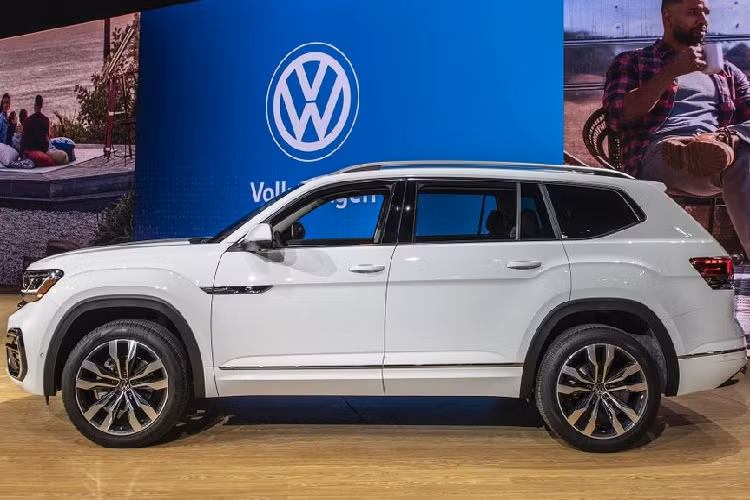 Bước sang phiên bản nâng cấp, mẫu xe SUV Volkswagen Atlas 2021 dài hơn khoảng 76 mm so với trước nhờ thiết kế cản va trước/sau mới. Tương tự người anh em Atlas Cross Sport, Volkswagen Atlas 2021 cũng được bổ sung lưới tản nhiệt mới với 3 nan mạ crôm nằm ngang.