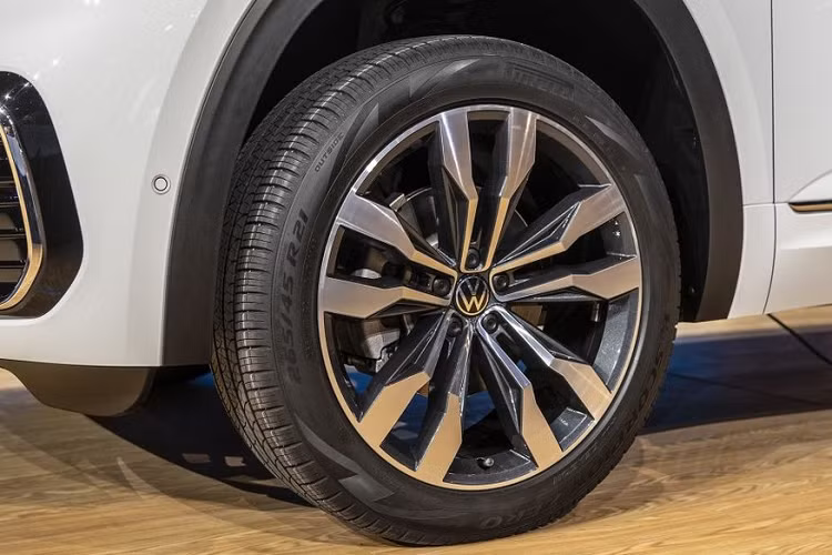 Khi mua Volkswagen Atlas 2021, khách hàng Mỹ có thể chọn gói phụ kiện R-Line. Gói phụ kiện này bổ sung cản va thể thao hơn, thanh ba-bô-lê bên sườn, logo "R" và bộ vành hợp kim có đường kính 20 inch hoặc 21 inch cho xe.