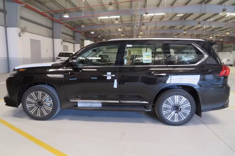Ngoài ra, LX570 Super Sport S 2021 còn có nhiều công nghệ hỗ trợ an toàn gồm phanh khoảng cách, cảnh báo lệch làn đường, cảnh báo vượt, cảnh báo va chạm, cảm biến quanh xe, camea 360, hiển thị thông tin trên kính lái HUD, camera 360 , 12 túi khí an toàn... Mức giá xe Lexus LX570 Super Sport S 2021 được nhập khẩu tư nhân về Việt Nam đang được chào bán 9,9 tỷ đồng.