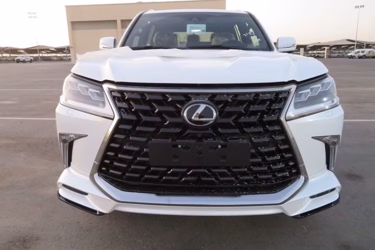Cụ thể, lưới tản nhiệt của 570 Super Sport S là loại hoạ tiết 3D thay vì nan mảnh đặt ngang như SUV hạng sang Lexus LX570 thường, trên vòm bánh xe phía trước có thêm tấm ốp crôm nhỏ với dòng chữ LX 570, cốp xe cũng được bổ sung một thanh crôm dày đặt ngay bên dưới dòng chữ "Super Sport".