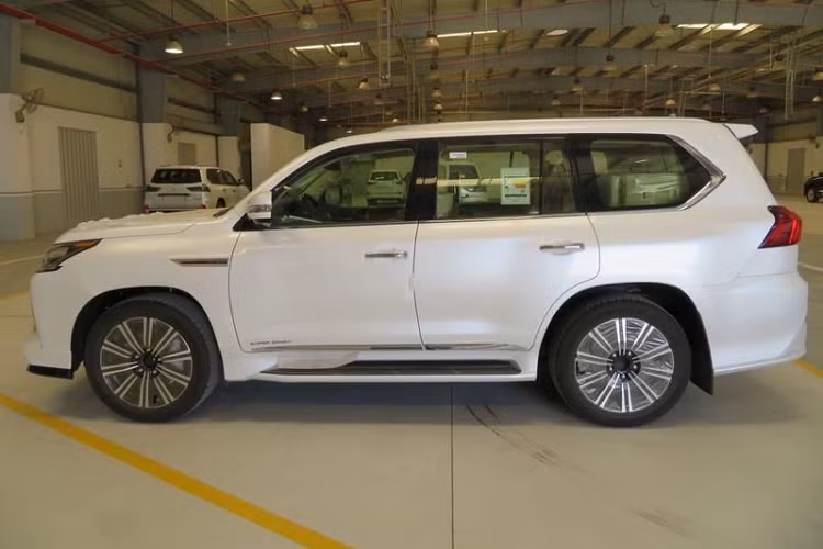 Mẫu SUV hạng sang thể thao nhà Lexus vẫn được trang bị động cơ V8 5.7L sản sinh công suất 367 mã lực và mô-men xoắn 530 Nm. Sức mạnh được gửi đến các bánh xe thông qua hộp số tự động 8 cấp.