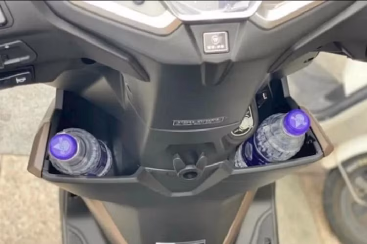 Bên cạnh đó, ccác trang bị tiêu chuẩn khác của xe còn có ổ khóa cơ, phuộc ống lồng trước và giảm xóc đơn sau, vành đúc 12 inch, phanh đĩa trước và phanh tang trống sau đi kèm hệ thống phanh kết hợp CBS.
