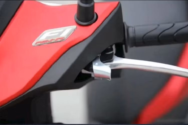 Về mặt trang bị, Honda NX125 gây ấn tượng với cụm đèn pha đôi dạng LED có tạo hình mạnh mẽ, cùng với đó là dải đèn LED định vị chạy dọc heo viền trên của đèn pha, phía sau là đèn hậu 2 tầng.