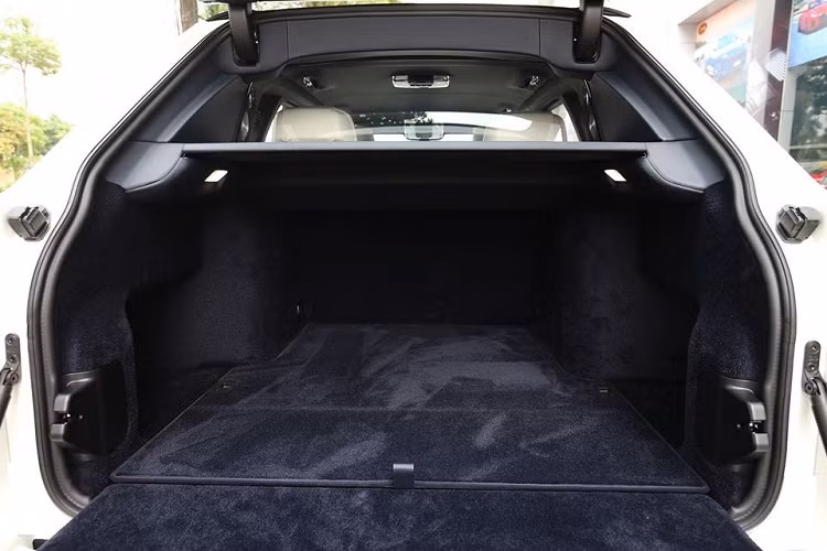 Chiếc SUV siêu sang Rolls-Royce Cullinan mới xuất hiện trên vỉa hè tại Hà Nội thuộc phiên bản 4 chỗ ngồi, điều này đồng nghĩa ở hàng ghế sau sẽ chỉ có hai ghế ngồi kiểu độc lập và thương gia theo gói tuỳ chọn Individual Seat. Ở giữa hai hàng ghế này có bệ tỳ tay, tủ lạnh, hai chiếc ly và rượu champagne cùng một số tuỳ chọn khác. Phía sau hàng ghế thương gia này còn có một tấm kính để ngăn cách với khoang hành lý.