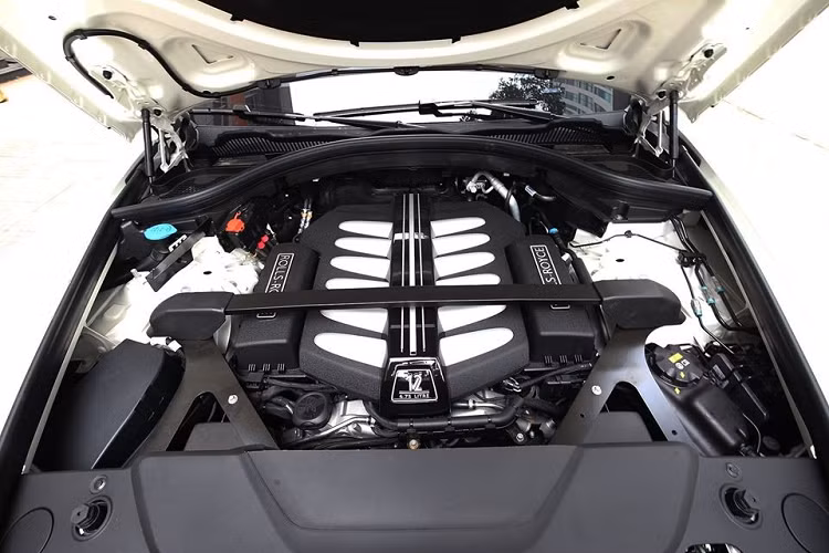 Phần lớn những chiếc xe Rolls-Royce Cullinan về Việt Nam đều thuộc diện nhập khẩu không chính hãng. Chỉ có duy nhất một chiếc Rolls-Royce Cullinan chính hãng đã xuất hiện. SUV siêu sang Rolls-Royce Cullinan được đặt một cái tên khá đặc biệt. Cái tên Cullinan này vốn được đặt theo viên kim cương 3.106 carat đẹp nằm trên vương miện Crown Jewels của Nữ hoàng Anh. Đây cũng chính là viên kim cương thô lớn nhất thế giới.