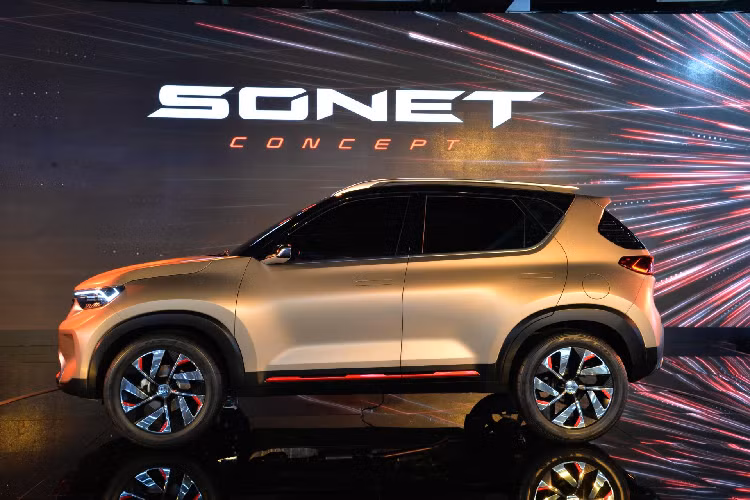 Dù chưa có thông số chính thức về kích thước xe, Kia Sonet hoàn toàn mới mang lại cảm giác nhỏ nhắn hơn hẳn so với Seltos và gần như chắc chắn nằm ở phân khúc SUV đô thị cỡ nhỏ. Báo giới Ấn Độ tin rằng xe có chiều dài chưa đầy 4 mét cùng một các tùy chọn động cơ dung tích dưới 1.2L xăng hoặc 1.5L dầu nhằm đạt chuẩn phân loại xe cỡ nhỏ tại quốc gia này, qua đó được tiếp cận mức thuế ưu đãi hơn.