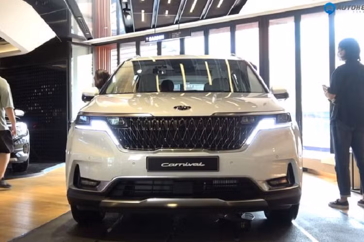 Những thay đổi tiếp tục ở bên hông khi trục C của Kia Sedona thế hệ mới được thiết kế với viền crome sáng màu tạo cảm giác cao cấp hơn. Phía sau xe nổi bật với cụm đèn hậu dạng LED thẳng, liền mạch với hoạ tiết thanh mảnh, có chút điệu đà kết hợp cùng tấm bảo vệ gầm màu sáng khiến Sedona trông như thể một chiếc SUV.