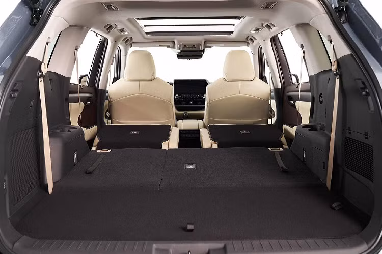 Hiện chưa rõ mức giá xe Toyota Highlander 2020 phiên bản Limited này tại Việt Nam, nhưng chắc chắn nó sẽ không dưới 4 tỷ đồng. Chính vì thế, Toyota Highlander 2020 nhập Mỹ là một mẫu xe chất và không thực sự dành cho số đông, vì với tầm giá này họ có thể lựa chọn chơi SUV hạng sang. Trên thị trường, Toyota Highlander là đối thủ cạnh tranh trực tiếp với Ford Explorer, Mazda CX-9, Honda Pilot hay Subaru Ascent.