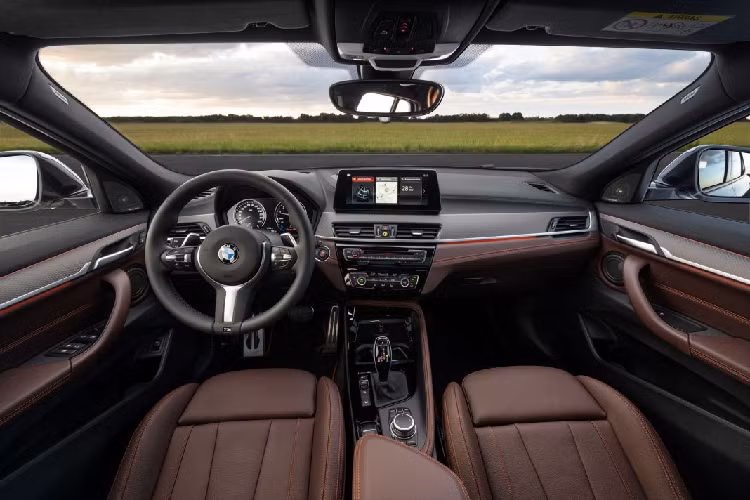 Về nội thất, BMW X2 M Mesh Edition được trang bị da hai tông màu nâu – đen đầy sang trọng nhưng vẫn không thiết đi những chi tiêt thể thao như ghế thể thao đến từ M Performance. Phần ghế ngồi thể thao này được bọc da Dakota màu nâu Mocha và bọc da Alcantara trên phần tựa đầu màu xám đen Anthracite đầy bắt mắt. Trên nền nội thất màu nâu đen tối màu, BMW đã trang bị những đường chỉ khâu màu cam đầy tinh tế, nổi bật.