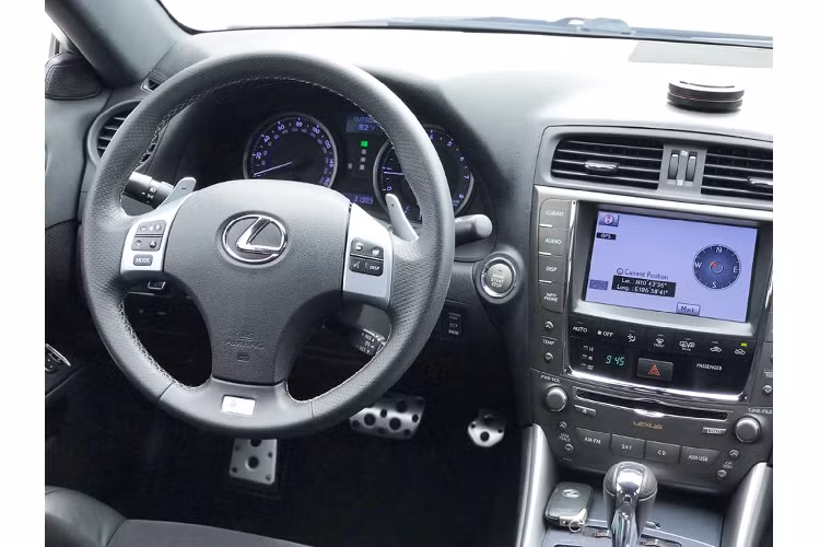 Và hệ thống ACIS (Acoustic Control Induction System) sử dụng van điều khiển khí nạp chia đường nạp thành 2 đoạn để phù hợp với tua máy từ thấp đến cao, cũng như góc mở bướm ga để tối đa hiệu suất động cơ.