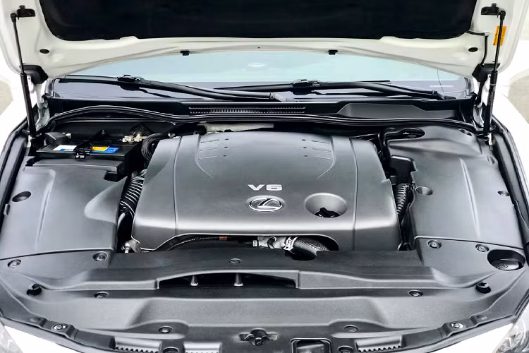 Phiên bản IS 250 này sử dụng động cơ V6 dung tích 2.5L hút khí tự nhiên (4GR-FSE) cho công suất tối đa 205 mã lực tại 6.000 vòng/phút và mô-men xoắn cực đại 250Nm tại 4.800 vòng/phút.