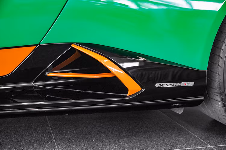 Số 36, cũng chính là tổng thời gian mà hai chặng đua này diễn ra, 24 giờ tại Daytona và 12 giờ tại Sebring. Sẽ có một logo đánh dấu số xe được sản xuất, giống với Aventador SVJ và SVJ Roadster, đặt tại khung của sổ A.