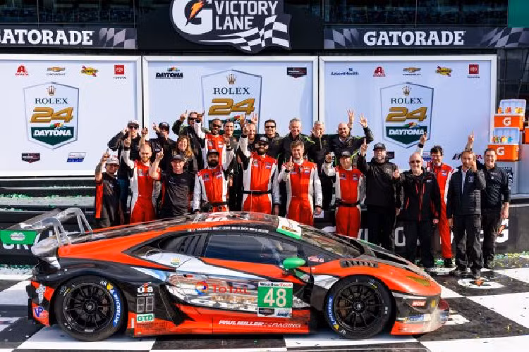 Trên siêu xe đua Huracán EVO GT Celebration, Lamborghini đã mang lại kiểu phối màu của chiếc xe đua giành chiến thắng lên chiếc siêu xe thương mại này.