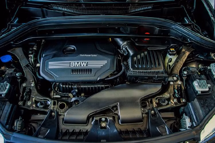 Về truyền động, BMW X1 sDrive18i xLine sử dụng động cơ 3 xy-lanh tăng áp 1.5L, sản sinh công suất tối đa 140 mã lực và 220 Nm mô-men xoắn cực đại. Sức mạnh này được truyền thông qua hộp số tự động 7 cấp.