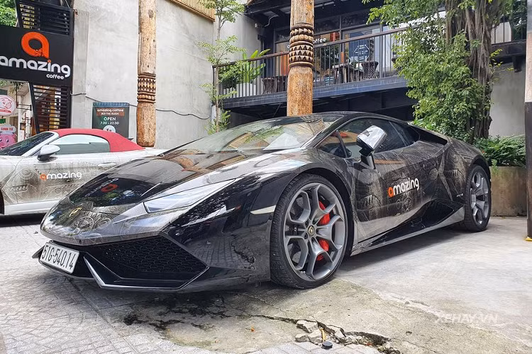 Lamborghini Huracan chính là "kẻ thay thế hoàn hảo" cho mẫu xe tiền nhiệm Gallardo. Ngay từ thời điểm ra mắt, Huracan đã gây được nhiều tiếng vang lớn trên toàn thế giới bởi ngoại hình thiết kế tinh tế, đậm chất thể thao, khả năng vận hành vô song, quan trọng nhất, doanh số bán hàng của Huracan khiến các hãng siêu xe khác phải ao ước.