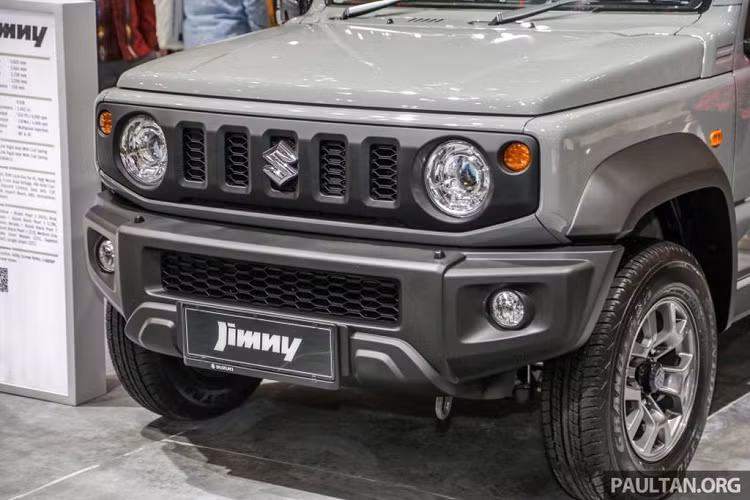 Ngoài ra, Suzuki Jimny còn được biết đến với tên gọi Gypsy tại thị trường đông dân thứ 2 thế giới này.