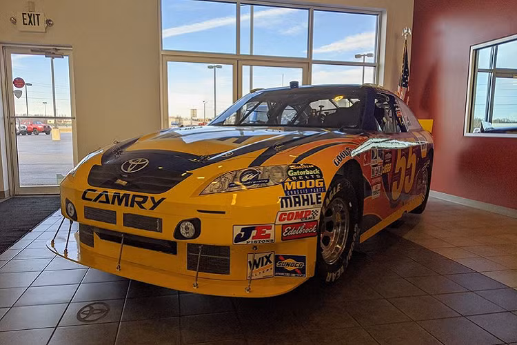 Chiếc Toyota Camry 2010 cũ từng sử dụng trong giải đua NASCAR đang được một cửa hàng Toyota tại bang Indiana, Mỹ rao bán. Chiếc xe này từng được điều khiển bởi tay đua Michael Waltrip.