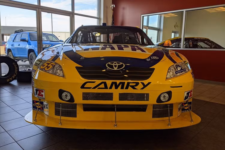 Không có quá nhiều thông tin về xe Toyota Camry bản đua NASCAR được chia sẻ, cửa hàng chỉ cho biết khối động cơ TRD V8 trên xe vẫn trong tình trạng hoàn hảo.