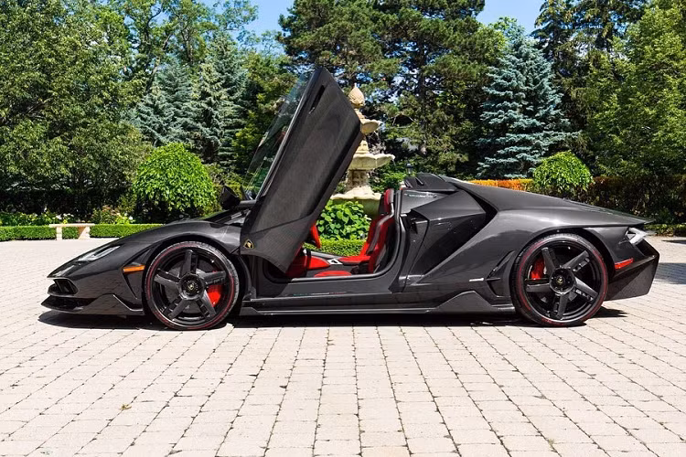Khách hàng mua xe Centenario từ Lamborghini được ưu ái lựa chọn những trang bị cũng như cách phối màu theo sở thích. Chiếc xe đang rao bán được chủ nhân để nguyên phần ngoại thất làm từ sợi carbon trông khá ngầu và sang trọng.