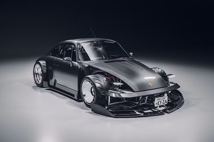 Vì vậy, việc lột xác biểu tượng của Porsche 911 bản độ theo phong cách hầm hố, dữ dằn của nhà thiết kế Khyzyl Saleem nhận được nhiều sự chú ý. Mẫu xe coupe 2 cửa cổ điển thay đổi gần như toàn bộ ngoại hình và trông giống những mẫu xe đua go-kart.
