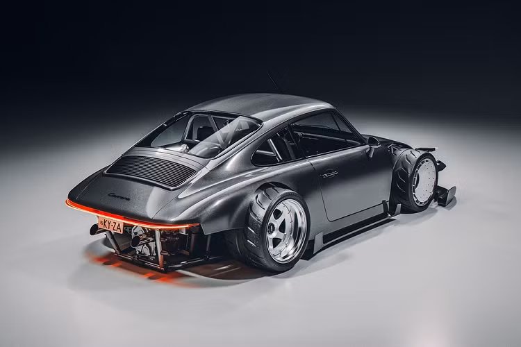 Khyzyl Saleem không chia sẻ các hình ảnh về khoang lái của chiếc Porsche 911 độ go-kart. Ở thế hệ 964, Porsche 911 có các tùy chọn động cơ boxer dung tích 3.3L và 3.6L, đi cùng hộp số sàn 5 cấp hoặc số tự động 4 cấp. Tùy theo phiên bản mà sức mạnh động cơ có thể tăng từ 316 mã lực đến 380 mã lực.