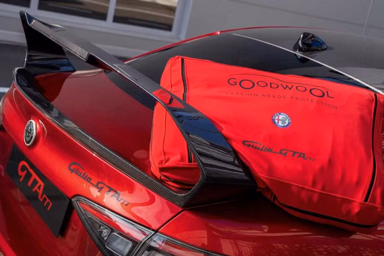 Bên trong, Alfa Romeo trang bị cho khoang nội thất của GTA bằng chất liệu da Alcantara với các chi tiết bao gồm bảng điều khiển, tấm cửa, cột trụ và phần trung tâm của ghế ngồi. 