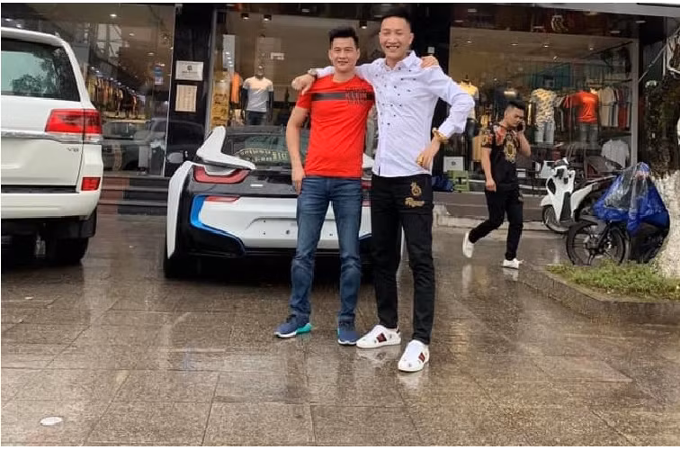 Hiện cộng đồng mạng đang chờ xác nhận từ lực lượng chức năng xem chiếc BMW i8 của Huấn hoa hồng có bị hỏng hóc gì hay không để có thể được tấp vào làn đường khẩn cấp trên cao tốc Hà Nội - Thái Nguyên. Nếu xác định Huấn "hoa hồng" cố tình dừng xe trên cao tốc này để chụp ảnh câu likes, mức xử phạt nặng sẽ dành cho "giang hồ mạng" này.