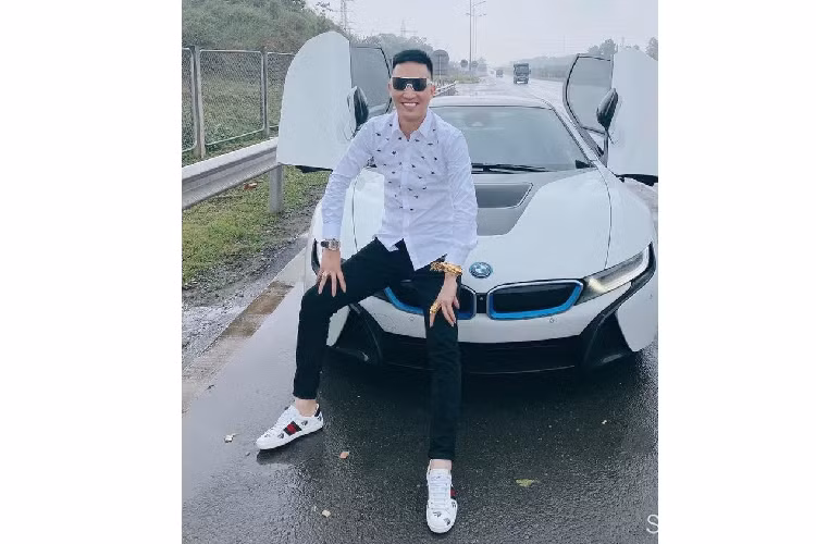 Toàn bộ quá trình livestream của Huấn "hoa hồng" cho thấy chiếc xe thể thao BMW i8 này không có trục trặc gì và sau màn livestream cũng như chụp ảnh với xe BMW i8, Huấn "hoa hồng" cùng bạn đã di chuyển trên chiếc BMW i8 về Thái Nguyên như dự định ban đầu.