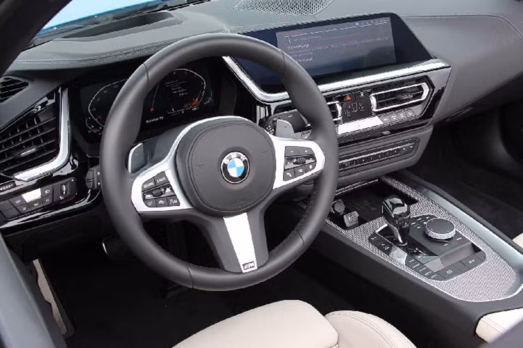 Ở phiên bản sDrive30i, BMW Z4 sử dụng động cơ 4 cyl thẳng hàng dung tích 2.0L tăng áp cho công suất tối đa 255 mã lực và mô-men xoắn cực đại 345Nm. Sức mạnh được truyền xuống cầu sau (RWD) thông qua hộp số tự động 8 cấp (ZF). Nhờ đó, chiếc mui trần cỡ nhỏ nhà BMW có thể tăng tốc từ 0 – 100km/h chỉ trong vòng 5,2 giây trước khi đạt tốc độ tối đa 250 km/h.