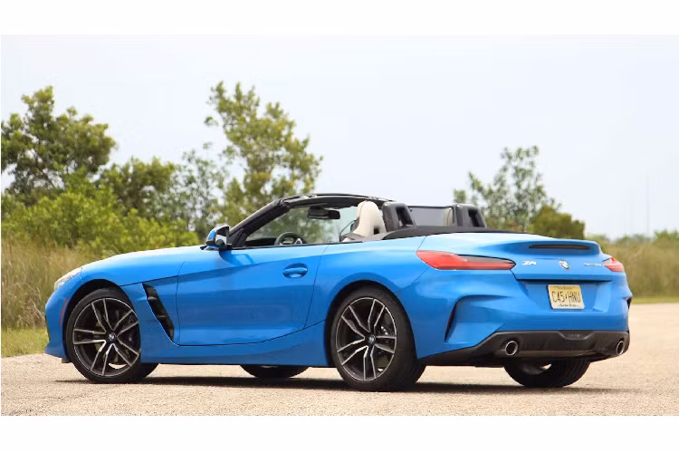 BMW Z4 thế hệ mới là một lựa chọn thích hợp dành cho các khách hàng trẻ tuổi, hay chị em đang tìm kiếm một mẫu xe mui trần mang thiết kế đẹp mắt, đem lại cảm giác lái thú vị.