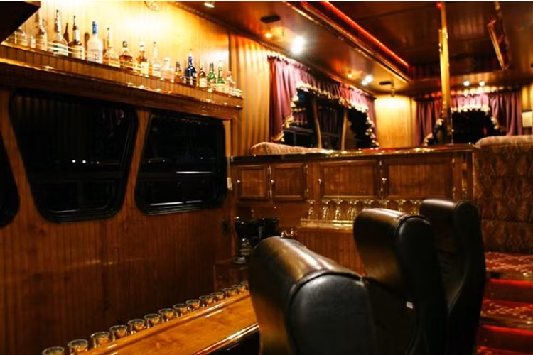 Về cơ bản, Midnight Rider là một chiếc limousine kiểu xe đầu kéo-toa moóc, một sản phẩm được chế tạo 90% nội bộ, bởi một đội ngũ chỉ có 5 người. Quá trình lắp ráp hoàn thiện nó đã mất đến 7 năm, và hầu hết quá trình đó là thử nghiệm và kiểm tra lỗi, bởi đội ngũ đã gửi chiếc xe tới nhiều đơn vị chuyên môn khác nhau. Khi nó được hoàn thành trong mùa hè năm 2003, Midnight Rider đã mang cái giá 2,5 triệu USD, cho dù chủ nhân dự tính ngày nay nó sẽ có giá gấp đôi. Trong chưa tới 4 năm, chiếc xe đã giúp thu hồi chi phí đầu tư.