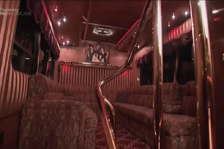 Chiếc xe có tới 4 khu vực giải trí: 3 phòng chờ và 1 quầy bar cỡ lớn; và có đi kèm một nhóm nhân viên 5 người để đáp ứng yêu cầu của mọi người gồm: 2 tài xế, 1 người dẫn chương trình, 1 người pha chế đồ uống và 1 chuyên viên vận hành. Các khu vực được phân biệt thành Pullman Lounge, Observation Lounge, Fifth Wheel Lounge và Jake Brake Bar, mỗi nơi đều có hệ thống âm thanh riêng, vậy nên các vị khách có thể thoải mái mở những bản nhạc khác nhau hoặc lựa chọn nội dung giải trí khác thông qua các TV màn hình phẳng.