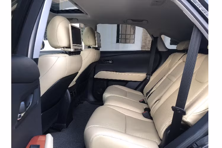 Như đã nêu, Lexus RX 350 là chiếc xe hội tụ đầy đủ các yếu tố “ăn tiền” với khách Việt. Dù đã qua 10 năm tuổi nội thất chiếc crossover này vẫn còn rất bắt mắt. Da bọc ghế vẫn phẳng phiu, ít nhăn, thiết kế không quá hiện đại nhưng vẫn giữ được đặc trưng của những mẫu xe Lexus là cảm giác thoải mái khi ngồi bên trong.