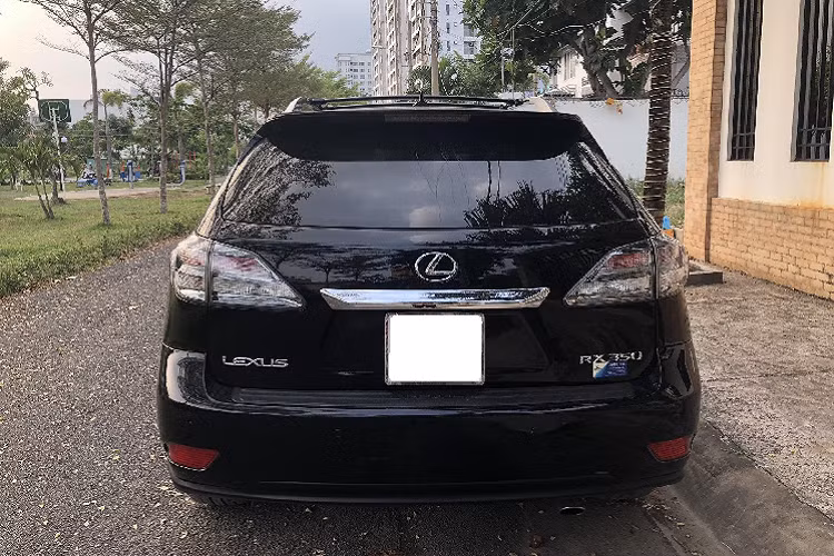 Bước vào bên trong, ghế ngồi êm ái, không gian rộng rãi, mùi xe dễ chịu đem lại cảm giác thoải mái cho bất kỳ ai. Đây là đặc trưng của các mẫu xe Lexus, tập trung vào sự thỏa mãn của khách hàng. Không phải ngẫu nhiên mà Lexus LX 570 dù có giá bán rất cao nhưng luôn được các đại gia ưa chuộng.