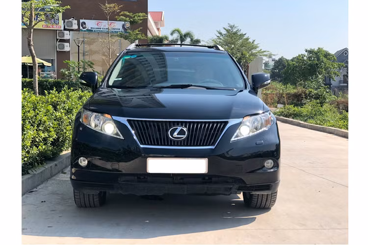Khác với những thương hiệu xe sang khác tại Việt Nam thường tụt giá không phanh sau nhiều năm sử dụng, Lexus lại giữ giá bán cao. Dòng xe được ưa chuộng nhất của hãng tại Việt Nam là Lexus RX 350 đời cũ cũng không ngoại lệ nếu không muốn nói là xe sang giữ giá nhất nhì hiện nay.