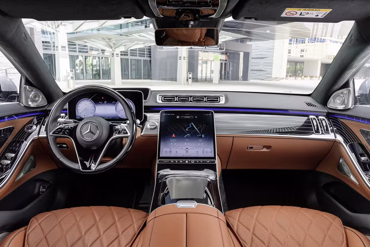 Màn hình thông tin giải trí này chạy trên phiên bản cập nhật của hệ thống thông tin giải trí Mercedes-Benz User Experience (MBUX) với nhiều nâng cấp đáng kể. Hệ thống thông tin giải trí MBUX mới được phát triển tập trung vào yếu tố con người với khả năng cá nhân hóa và vận hành trực quan hơn. Đơn cử như màn hình tương tác người lái 3D mới cho phép hiển thị không gian ba chiều thực sự mà không đòi hỏi người dùng phải đeo kính 3D.