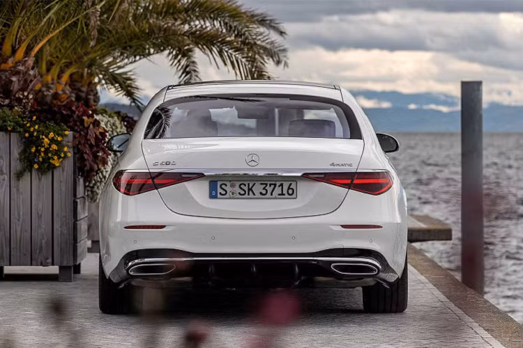 Về thiết kế, những tinh chỉnh về ngoại thất dù nhỏ nhưng cũng đủ để mang đến cho Mercedes-Benz S-Class thế hệ mới một diện mạo hiện đại và trẻ trung hơn. Mui xe dài hơn, đèn pha và mâm xe với thiết kế sắc nét hơn và đặc biệt cụm đèn hậu được ứng dụng ngôn ngữ thiết kế mới và được đặt nằm ngang.